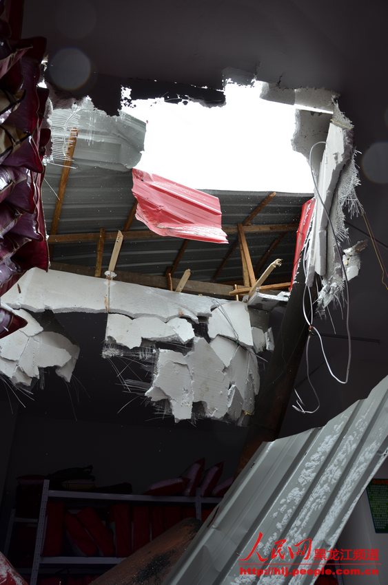 锅炉在爆炸后砸入距离爆炸点40米左右的仓库中。（夏彬彬 李忠双摄）