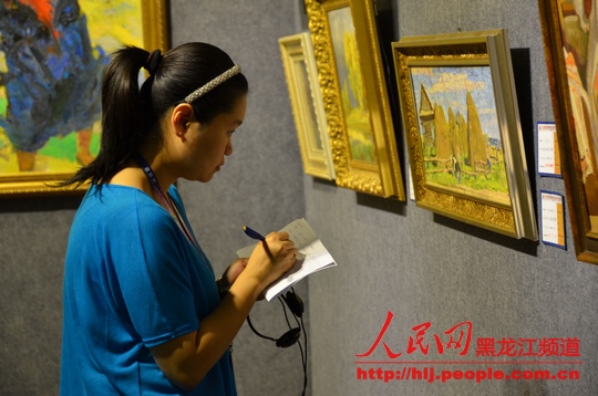 游客在观看俄罗斯油画展作品。夏彬彬 摄