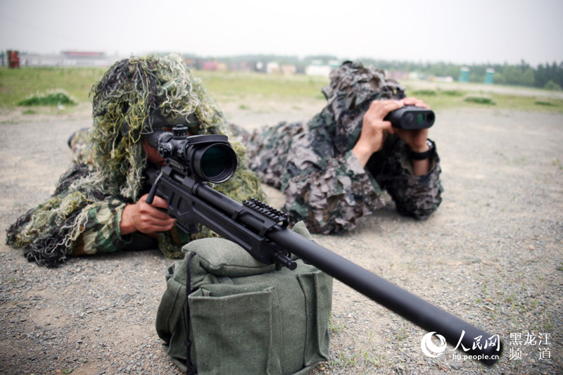 李玉峰使用高精度狙击步枪进行射击训练。