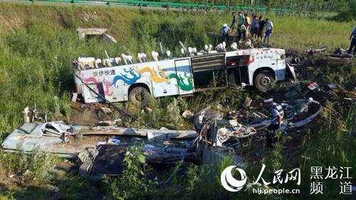 黑龙江省铁力境内客车交通事故致1死30伤(图)