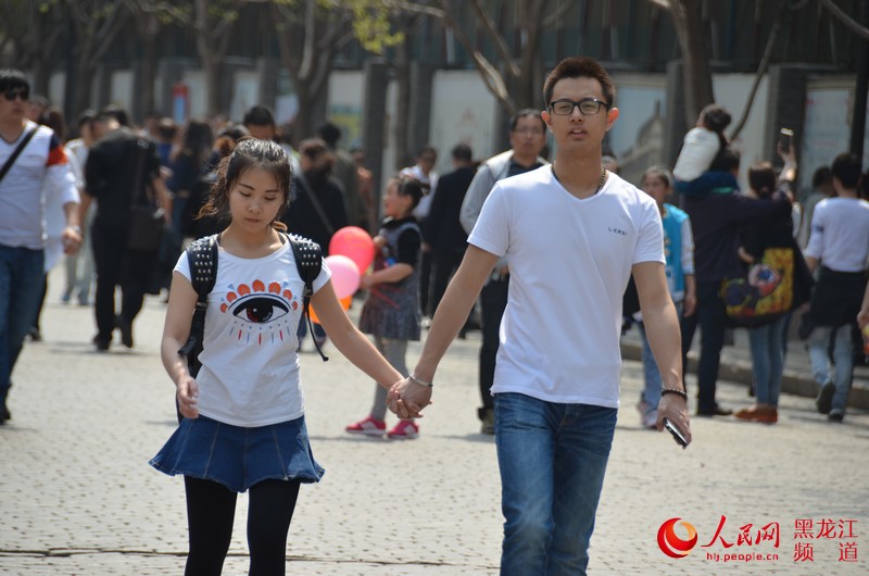 哈尔滨气温骤升 俊男美女夏装亮相装扮老街