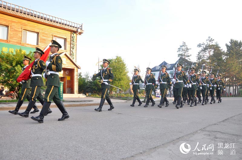 2015年6月19日晚,国旗班官兵正在整齐行进。