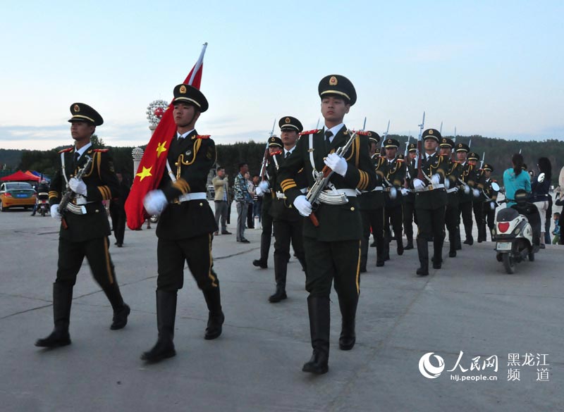 2015年6月19日晚,训练结束国旗班官兵返回营区。