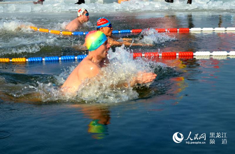 牡丹江东宁市首届国际冬泳邀请赛。訾立民 摄