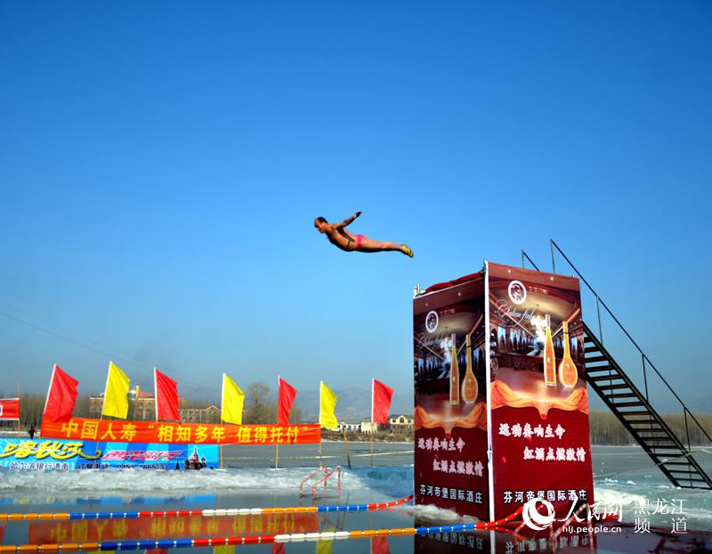 中国悬崖跳水第一人在高台跳水。訾立民 摄
