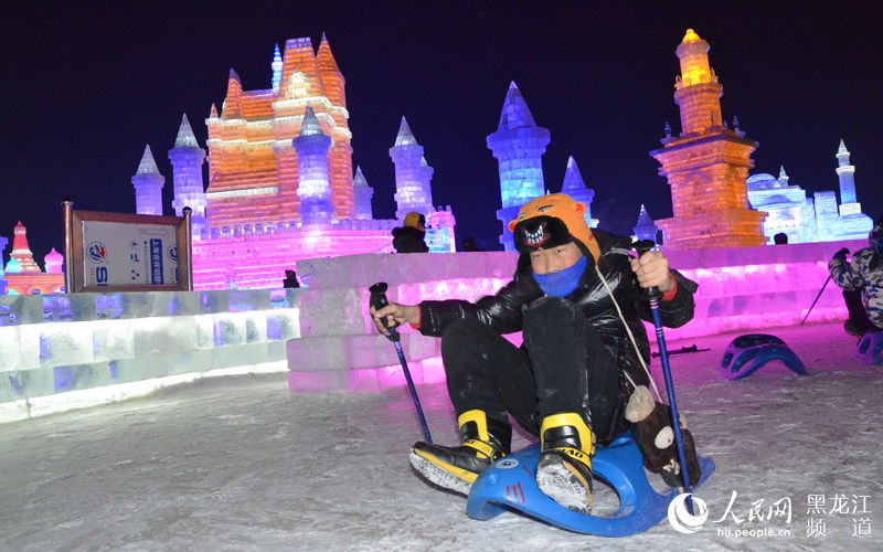 留守儿童畅玩冰雪大世界.焦洋 摄