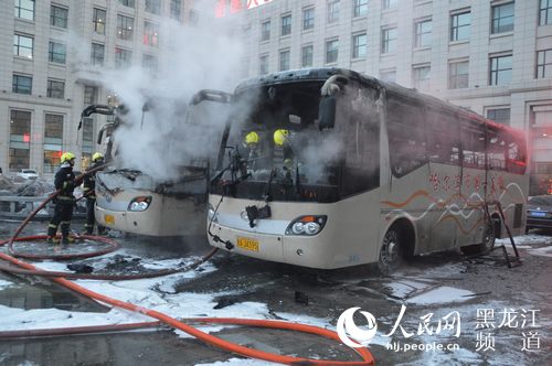 哈尔滨市第一医院通勤客车院内凌晨起火 无人