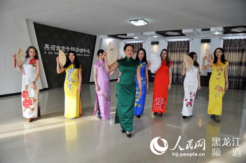 秀旗袍赏花灯 俄罗斯留学生在中国度过别样妇