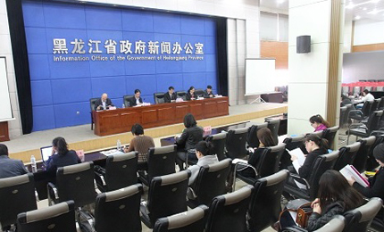 图文直播：《2015年黑龙江省知识产权保护状况》新闻发布会为推进黑龙江省知识产权战略纲要深入实施,全面提升知识产权创造、运用、保护、管理和服务能力,努力营造良好的知识产权文化氛围,为黑龙江"知识产权强省建设起步年"提供有力支撑,黑龙江省知识产权局定于2016年4月19日上午10点,在省政府新闻发布厅举办《2015年黑龙江省知识产权保护状况》新闻发布会。