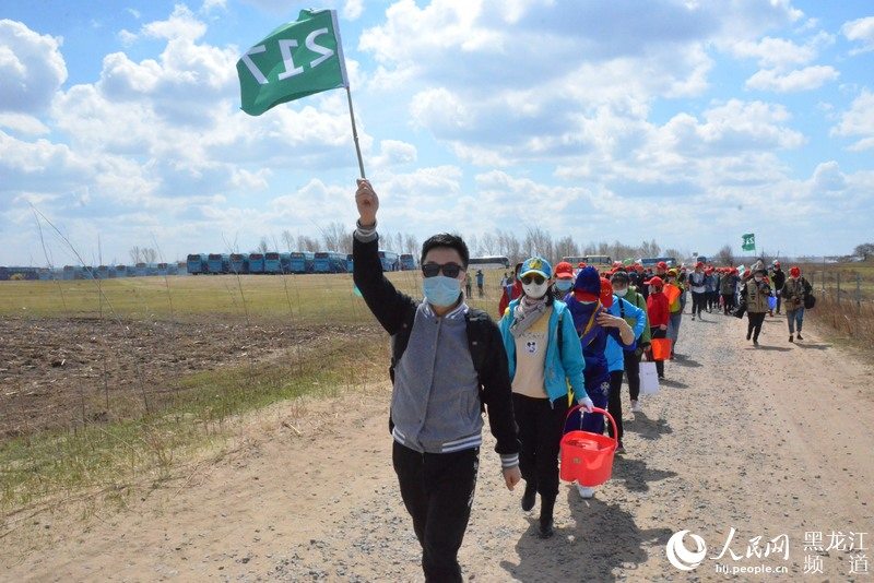 龙江两千余名爱心志愿者同植青年林
