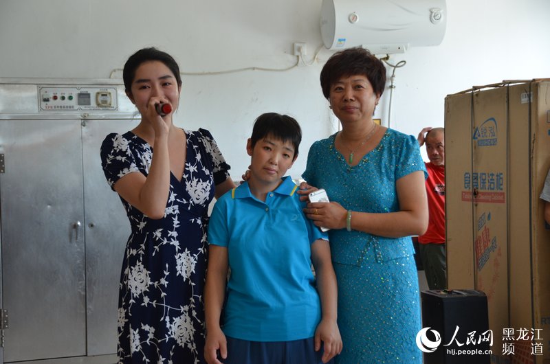 人民网黑龙江频道组织爱心志愿者福利院里 清