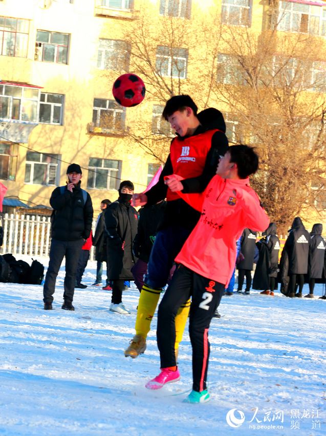 齐齐哈尔市举办雪地足球比赛 43支队伍将进行