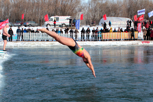 国·齐齐哈尔首届冬季铁人三项赛暨大型冬泳表