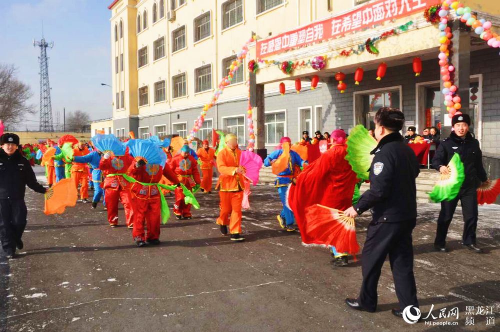 黑龙江省黎明监狱举行服刑人员秧歌比赛迎元宵