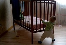 10月大男婴独自挪动婴儿床秀超人力量
网上流传的一则视频吸引了网友们的目光：一名男婴在光滑的地板上拖拽着一张小床，仅靠一己之力，竟然将小床原地旋转了90度。【详细】
社会热图