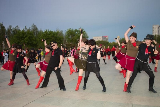 鹤城水兵舞团玩 快闪 丰富群众业余文化生活