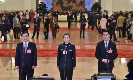 3月5日，第十三屆全國人民代表大會第一次會議在北京人民大會堂開幕。這是全國人大代表馬化騰、王亞平、徐立毅（從右至左）在“代表通道”接受採訪。