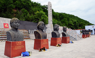 八女投江紀念碑及烈士雕像