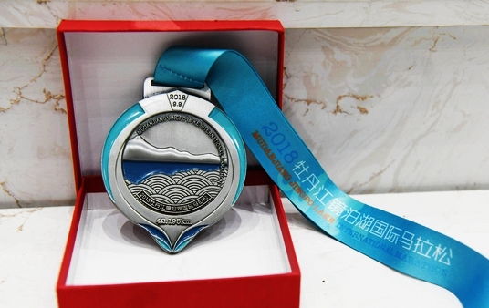 2018牡丹江镜泊湖国际马拉松赛完赛奖牌及参赛服装发布