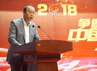綏化微媒體聯盟代表、市民革副主委韓鵬宇宣讀“爭做中國好網民”倡議書