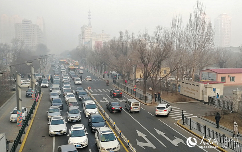 哈尔滨遭遇今冬首个连续雾霾天气 13日