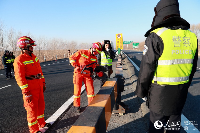 大雪封路,交通事故,直升机救援 黑龙江省开展高速公路