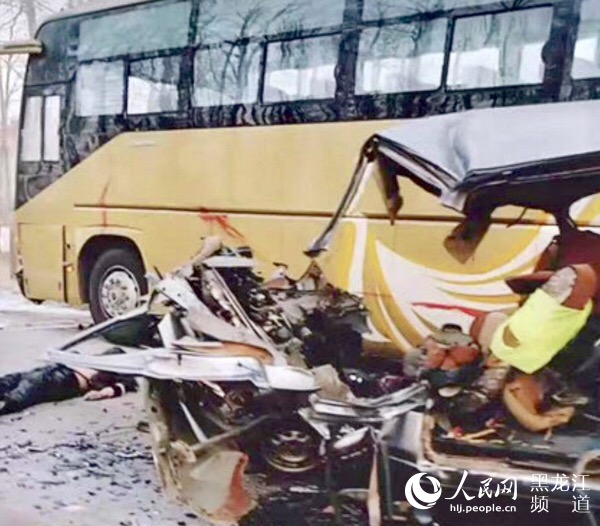 G222国道哈尔滨呼兰段面包车与客车相撞 7人