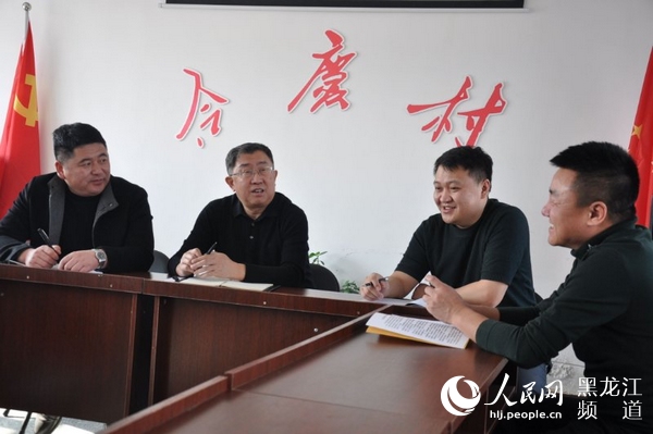 “驻村工作队让咱农民过上了好日子!”