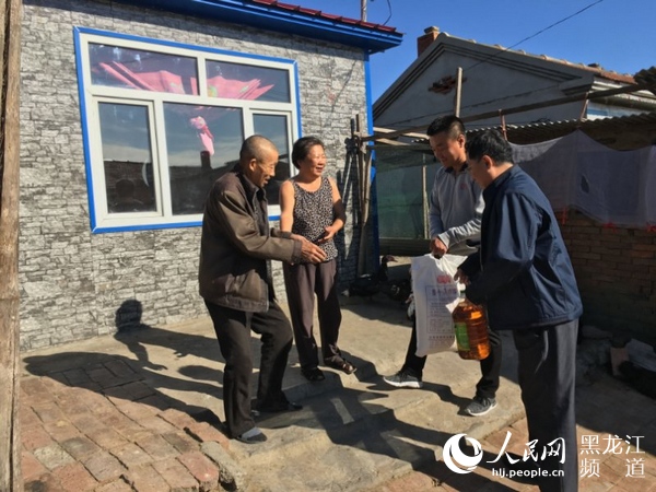 “驻村工作队让咱农民过上了好日子!”