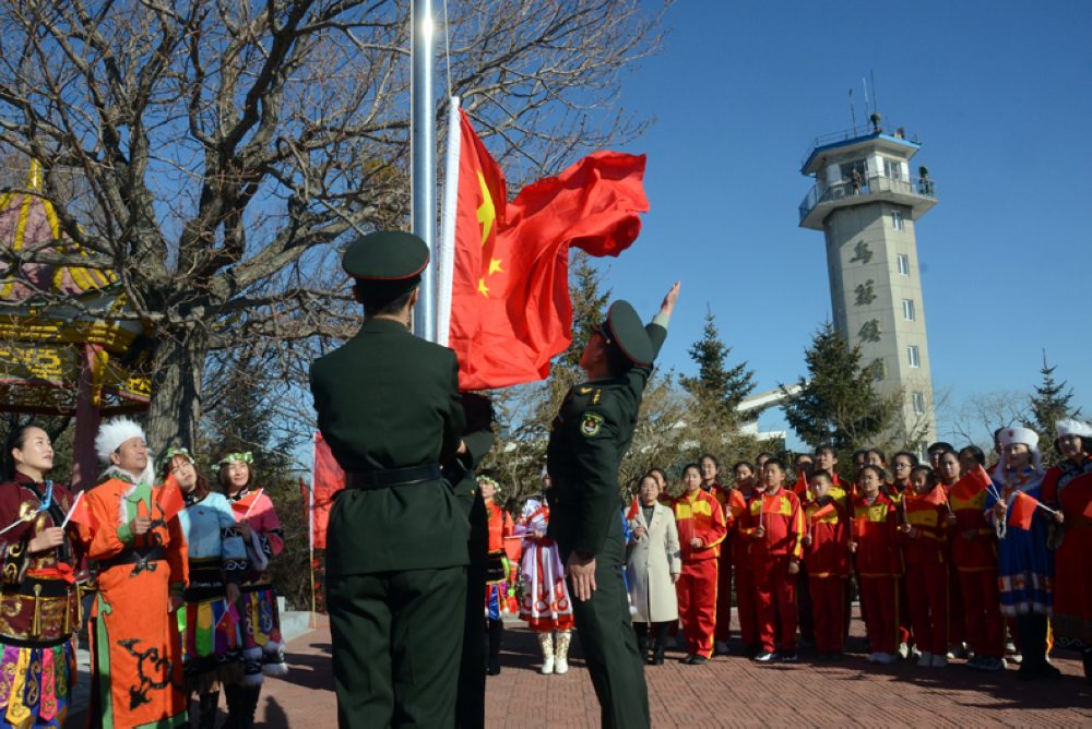 献礼新中国成立70周年 抚远漠河市民自发开展佩戴国旗徽章活动