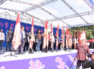 為黑龍江省科技志願服務隊代表授旗        
