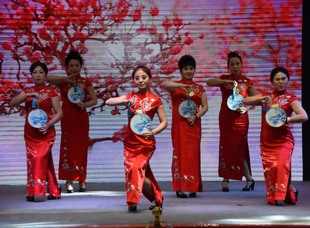 文化產業協會旗袍分會舞蹈《日出東方桃花紅》