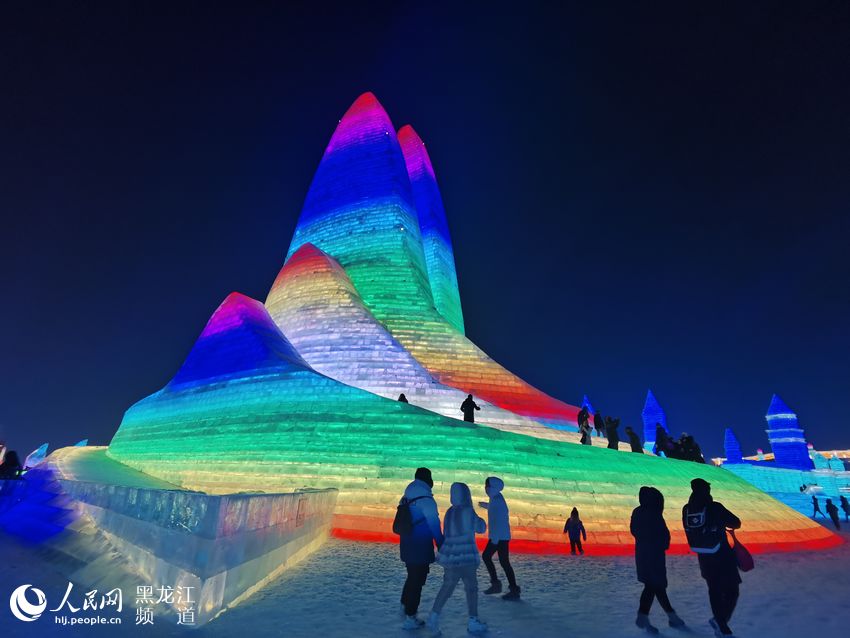 哈爾濱冰雪大世界主塔“冰雪之冠”可以變換多重色彩。楊雪楠 攝