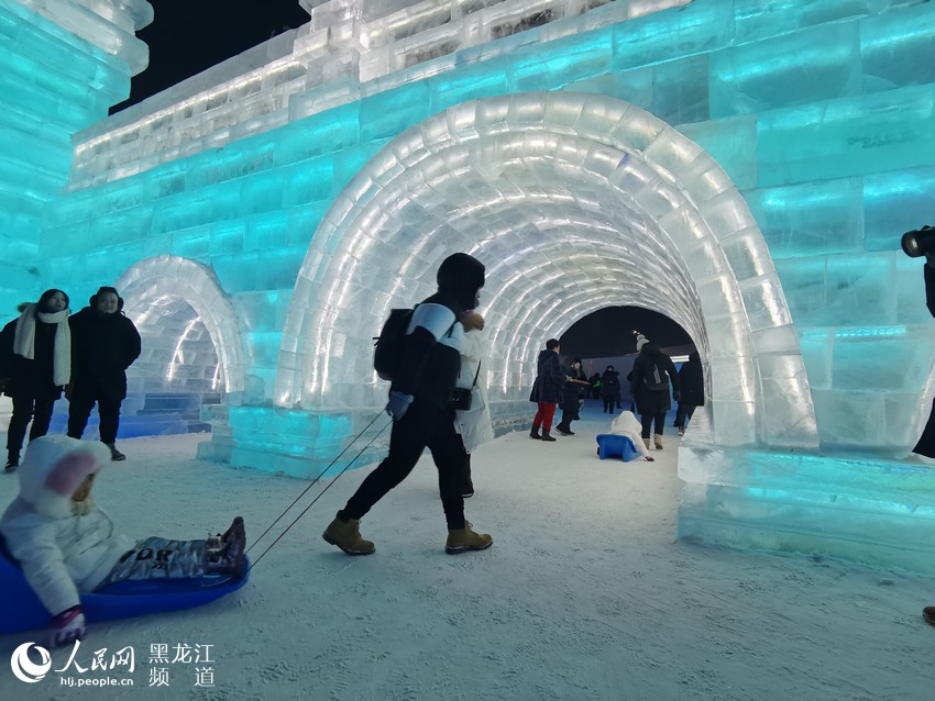 在哈爾濱冰雪大世界，爬犁是孩子們最喜歡的代步工具。楊雪楠 攝