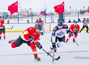 中俄跨境冰球賽。陶鋼 攝