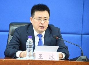 黑龍江省工業和信息化廳副廳長王冰作主旨發布並答記者問