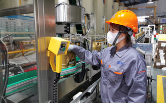 工人在鶴崗華升石墨股份有限公司生產線工作