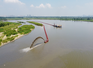 2020年7月25日，省航运集团哈尔滨北方船舶工业有限公司为省航道事务中心建造的500方绞吸式挖泥船顺利完成试挖试验。