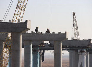 2020年11月5日，交投集團承建，綏大項目施工人員正在作業。