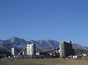 2021年，龙煤集团加快新井建设，坐落在天山脚下的龙煤新疆公司富城矿业康龙煤矿即将进入试生产。