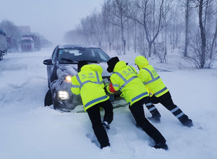 2020年4月20日，交投集团权属高速运营公司于齐齐哈尔市迎战雪阻营救被困车辆。