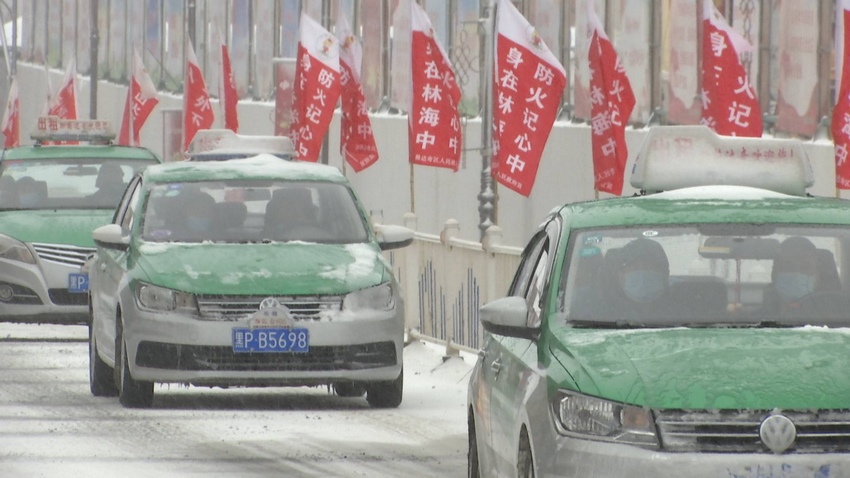 大興安嶺地區加格達奇區出租車雪中營運。 李立坤 攝