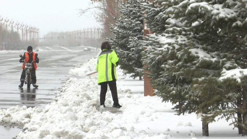 大興安嶺地區加格達奇區主要街道上環衛工人在清雪。 李立坤 攝