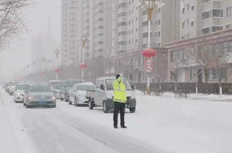 黑河市交警在風雪中指揮交通。黑河市愛輝區委宣傳部供圖