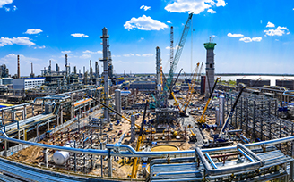 大慶石化煉油結構調整項目連續重整裝置建設現場。