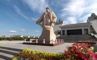 鐵人王進喜紀念館門前廣場上的塑像。