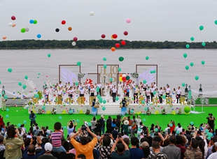 中国嘉荫第二届恐龙文化节之柒・望第八届中俄国际集体婚礼在嘉荫县举办，图为现场放飞气球环节。
