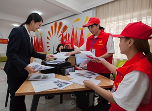 嘉荫县志愿服务联合会的工作人员正在整理文档。
