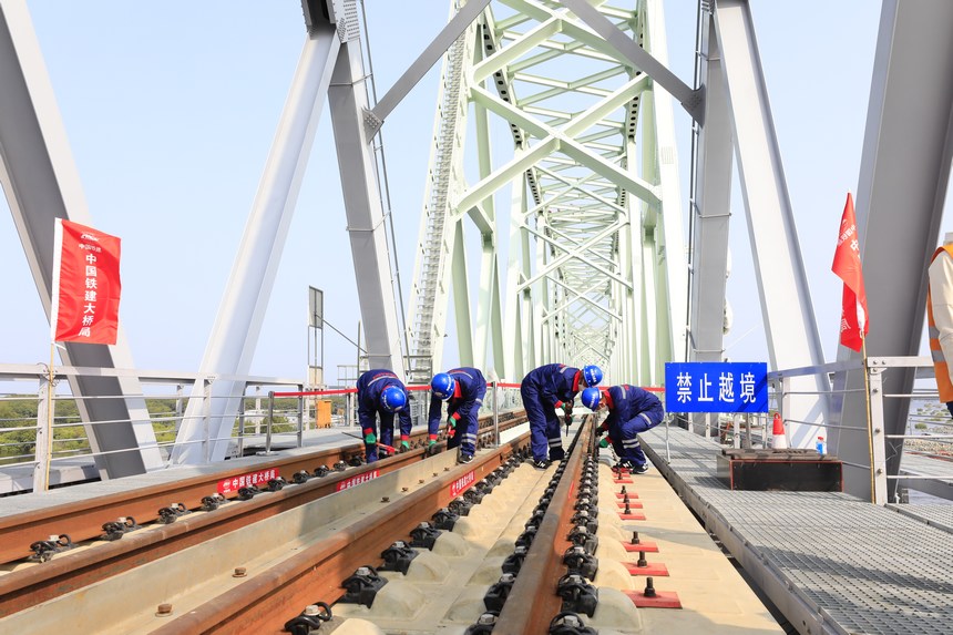 中俄兩國首座跨江鐵路大橋鋪軌貫通【5】