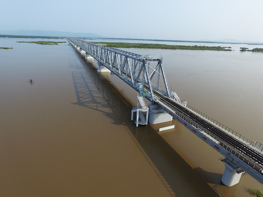 中俄兩國首座跨江鐵路大橋鋪軌貫通